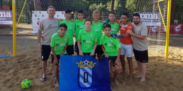 Componentes de la escuadra cadete de la UD Melilla en fútbol playa.