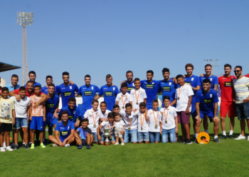 Los campeones de España alevín de fútbol playa posando con los jugadores de la primera plantilla del Melilla.