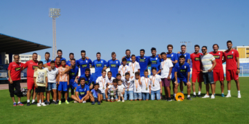 Los campeones de España alevín de fútbol playa posando con los jugadores de la primera plantilla del Melilla.