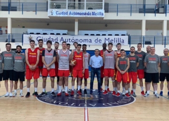 Foto de familia del seleccionador nacional junto a los componentes de la escuadra U-20 de España.