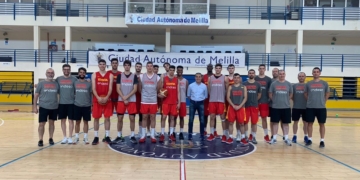 Foto de familia del seleccionador nacional junto a los componentes de la escuadra U-20 de España.