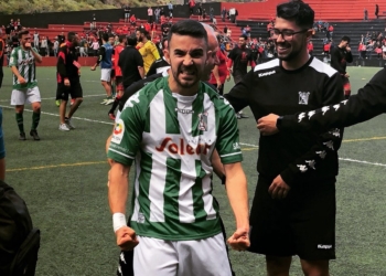 El futbolista chiclanero, en la celebración de la salvación de su equipo.