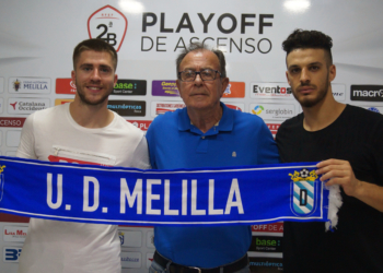 Puesta de largo de ambos futbolistas junto al vicepresidente del equipo de la UD Melilla, Antonio Jaúregui.
