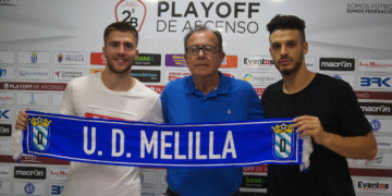 Puesta de largo de ambos futbolistas junto al vicepresidente del equipo de la UD Melilla, Antonio Jaúregui.