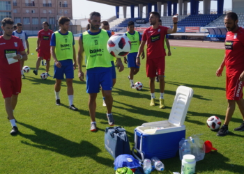 Los jugadores de la primera plantilla azulina hidratándose tras la sesión de la mañana.