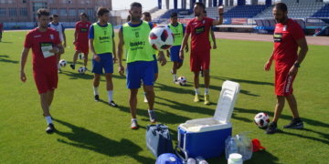 Los jugadores de la primera plantilla azulina hidratándose tras la sesión de la mañana.