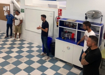 El nuevo técnico azulino dio una charla a primera hora de la mañana.