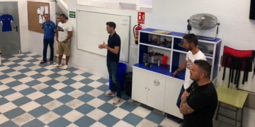 El nuevo técnico azulino dio una charla a primera hora de la mañana.