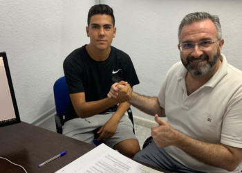 El nuevo jugador local firmando su contrato junto al presidente de la UD Melilla, Luisma Rincón.