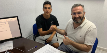 El nuevo jugador local firmando su contrato junto al presidente de la UD Melilla, Luisma Rincón.