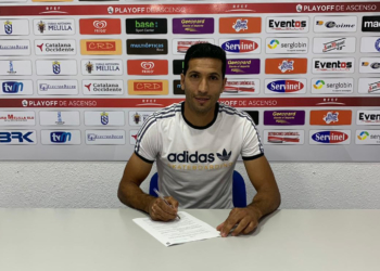 El jugador melillense en la firma de su contrato con la escuadra de nuestra ciudad.