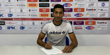 El jugador melillense en la firma de su contrato con la escuadra de nuestra ciudad.