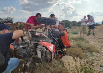 El piloto melillense siendo ayudado por aficionados aragoneses en el arreglo de su Yamaha Raptor 700 durante la prueba deportiva.