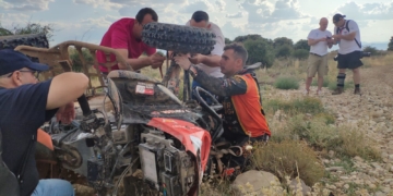 El piloto melillense siendo ayudado por aficionados aragoneses en el arreglo de su Yamaha Raptor 700 durante la prueba deportiva.