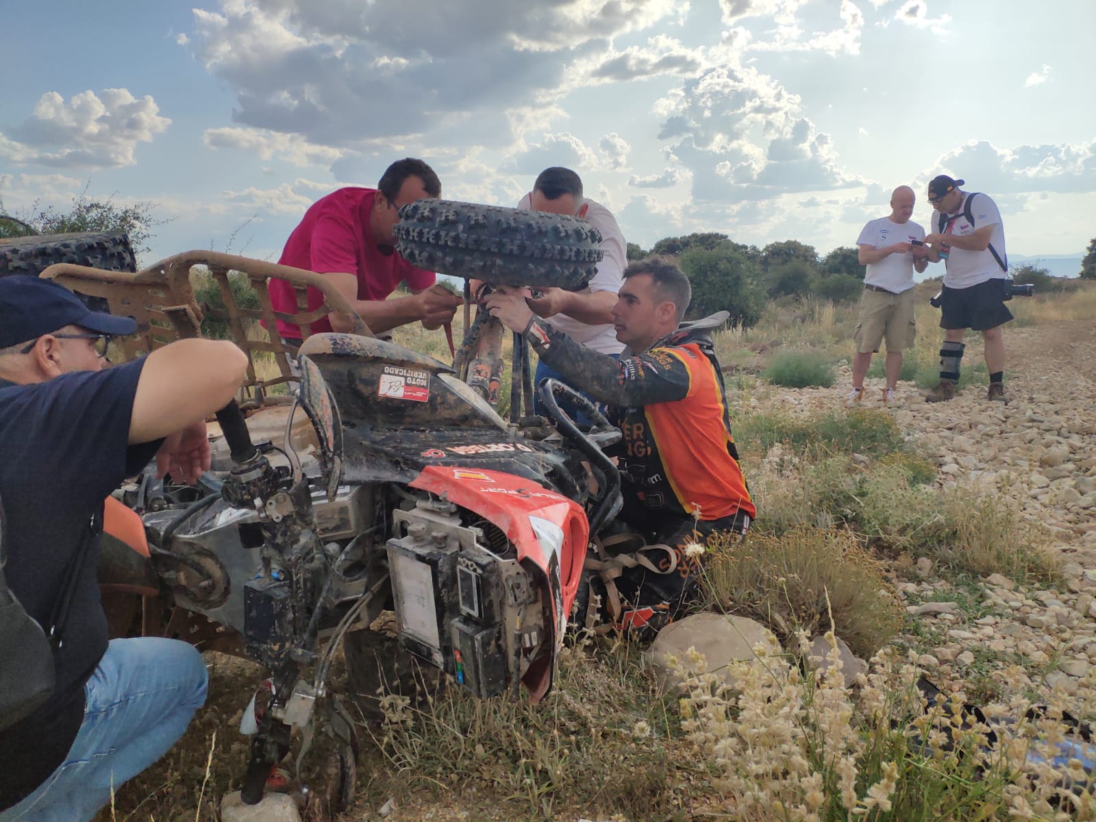 El piloto melillense siendo ayudado por aficionados aragoneses en el arreglo de su Yamaha Raptor 700 durante la prueba deportiva.