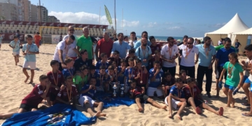 Los jugadores azulinos disfrutando de su copa de campeones.