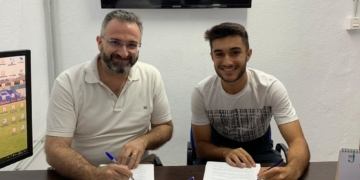 Imagen de la firma del contrato que une al canterano local a la UD Melilla.