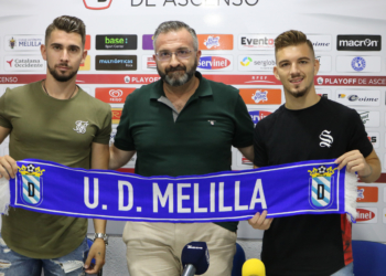Ambos jugadores fueron presentados, junto al presidente de la entidad azulina.