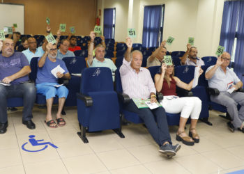Votación de los asambleístas en uno de los puntos que se trataron.