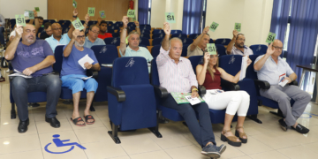 Votación de los asambleístas en uno de los puntos que se trataron.