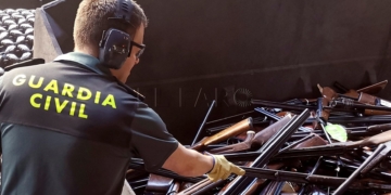 GRAF150. MADRID, 07/07/2019.- Imagen facilitada por la Guardia Civil. Más de 430.000 escopetas, pistolas, navajas o artilugios ilegales incautados a delincuentes o sin dueño después de que nadie haya pujado en subastas acaban en el horno. La Guardia Civil se encarga de que el único rastro que quede de estas armas sea ver el hierro fundido en alcantarillas o en material de construcción. El próximo martes se celebra en todo el mundo el Día de la Destrucción de Armas, una fecha que fijó la ONU en 2001 para que los países promovieran acciones dirigidas a la eliminación de armas ilícitas, una tarea que en España asume la Guardia Civil. EFE/Guardia Civil