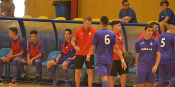 El técnico melillense dando consignas a sus futbolistas en uno de los partidos oficiales.