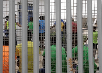 50 inmigrantes entran en un salto a la valla: hay 6 agentes heridos