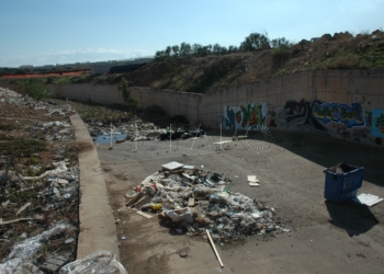 Un inmigrante accede a Melilla por las inmediaciones del río Nano