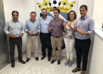 Luisma Rincón, presidente de la UD Melilla, junto a los miembros del Gobierno de la CAM que acudieron a las oficinas del Club a retirar sus carnés de socios.
