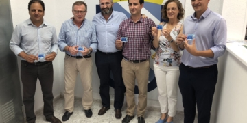 Luisma Rincón, presidente de la UD Melilla, junto a los miembros del Gobierno de la CAM que acudieron a las oficinas del Club a retirar sus carnés de socios.