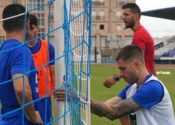 Entrenamiento distendido y alegre. Así transcurría la sesión matinal de ayer jueves. Tocaba descargar piernas, trabajo regenerativo tras el desgaste acumulado en el primer amistoso de la pretemporada ante el Melilla C.D. y así lo había planificado el preparador físico azulino, Carlos Gómez. Ayer no tocaban esfuerzos, los músculos ya han sufrido bastante estos días y hoy viernes habrá doble sesión, lo último antes de iniciar el lunes el stage en Marbella Football Center. Ayer tampoco tocaba analizar los aciertos y errores del duelo disputado en la noche del miércoles con los jugadores, aunque el cuerpo técnico ya está en ello.
La matinal el ambiente era alegre, es lo que deparan las victorias y venía perfecto para celebrar el cumpleaños de uno de los benjamines del grupo, Fran Bueno, que ayer cumplía 19 años. El canterano sigue con su particular pretemporada, tras incorporarse ayer al grupo. Al igual que el resto de futbolistas, ayer tocaban bromas y buenas caras.

Juanan Entrena
Uno de los más alegres era Juanan Entrena, que anotó el primer tanto ante el conjunto de Tercera y cuajó un buen encuentro. Reconocía que el envite le había dejado buen sabor de boca. “Muy buenas sensaciones. Empezar así el año siempre es un plus para la temporada en motivación y ganas. Hay que seguir trabajando así”, comentaba.
El de Huétor Tájar, a nivel personal, asumía que aún no está a tope. “Todavía queda mucho más. Llevo una semana entrenando y la verdad es que estoy un poco cansado, así son las pretemporadas. Pero a lo largo del año veremos mucho más de Juanan”, prometía.
Sobre el conjunto en sí, explicó que “lo vi bien. Todavía estamos cogiendo conceptos del míster, nos estamos conociendo aún, pero creo que va a ser un gran año, nos vamos a adaptar muy bien y esperemos que lleguen los resultados buenos”. Y añadía: “Somos muchos jugadores nuevos, nos tenemos que conocer, cada uno con sus virtudes, pero estamos haciendo un gran trabajo en los entrenamientos y esperemos que cuando el empiece el primer partido de liga ya estemos a tope”.
El nivel de compenetración, que aún hay que afinar, fue uno de los errores en el primer amistoso. Y Víctor Cea les pondrá deberes para solucionarlo. “Nos ha dicho que nos pondrá vídeos, analizaremos las jugadas para corregir los errores”, explicaba Juanan Entrena.
El atacante también pronosticaba un stage duro en Marbella por el nivel de los amistosos concertados. “Nos esperan cuatro partidos duros porque son buenos equipos y esperemos llegar en las mejores condiciones para demostrar el nivel que tenemos”, aseveraba.
Por último, también se pronunciaba sobre la llegada de los delanteros, que están tardando por lo complicado que está el mercado. Mientras tanto, Entrena se ofrecía: “Estamos esperando un delantero, tampoco tenemos prisa porque tenemos jugadores que no son delanteros, pero se están adaptando bien a la posición. A mí todavía no me ha tocado suplir esa posición, pero si algún día me toca, lo haré encantado”, concluía el futbolista azulino.