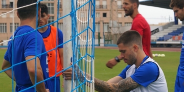 Entrenamiento distendido y alegre. Así transcurría la sesión matinal de ayer jueves. Tocaba descargar piernas, trabajo regenerativo tras el desgaste acumulado en el primer amistoso de la pretemporada ante el Melilla C.D. y así lo había planificado el preparador físico azulino, Carlos Gómez. Ayer no tocaban esfuerzos, los músculos ya han sufrido bastante estos días y hoy viernes habrá doble sesión, lo último antes de iniciar el lunes el stage en Marbella Football Center. Ayer tampoco tocaba analizar los aciertos y errores del duelo disputado en la noche del miércoles con los jugadores, aunque el cuerpo técnico ya está en ello.
La matinal el ambiente era alegre, es lo que deparan las victorias y venía perfecto para celebrar el cumpleaños de uno de los benjamines del grupo, Fran Bueno, que ayer cumplía 19 años. El canterano sigue con su particular pretemporada, tras incorporarse ayer al grupo. Al igual que el resto de futbolistas, ayer tocaban bromas y buenas caras.

Juanan Entrena
Uno de los más alegres era Juanan Entrena, que anotó el primer tanto ante el conjunto de Tercera y cuajó un buen encuentro. Reconocía que el envite le había dejado buen sabor de boca. “Muy buenas sensaciones. Empezar así el año siempre es un plus para la temporada en motivación y ganas. Hay que seguir trabajando así”, comentaba.
El de Huétor Tájar, a nivel personal, asumía que aún no está a tope. “Todavía queda mucho más. Llevo una semana entrenando y la verdad es que estoy un poco cansado, así son las pretemporadas. Pero a lo largo del año veremos mucho más de Juanan”, prometía.
Sobre el conjunto en sí, explicó que “lo vi bien. Todavía estamos cogiendo conceptos del míster, nos estamos conociendo aún, pero creo que va a ser un gran año, nos vamos a adaptar muy bien y esperemos que lleguen los resultados buenos”. Y añadía: “Somos muchos jugadores nuevos, nos tenemos que conocer, cada uno con sus virtudes, pero estamos haciendo un gran trabajo en los entrenamientos y esperemos que cuando el empiece el primer partido de liga ya estemos a tope”.
El nivel de compenetración, que aún hay que afinar, fue uno de los errores en el primer amistoso. Y Víctor Cea les pondrá deberes para solucionarlo. “Nos ha dicho que nos pondrá vídeos, analizaremos las jugadas para corregir los errores”, explicaba Juanan Entrena.
El atacante también pronosticaba un stage duro en Marbella por el nivel de los amistosos concertados. “Nos esperan cuatro partidos duros porque son buenos equipos y esperemos llegar en las mejores condiciones para demostrar el nivel que tenemos”, aseveraba.
Por último, también se pronunciaba sobre la llegada de los delanteros, que están tardando por lo complicado que está el mercado. Mientras tanto, Entrena se ofrecía: “Estamos esperando un delantero, tampoco tenemos prisa porque tenemos jugadores que no son delanteros, pero se están adaptando bien a la posición. A mí todavía no me ha tocado suplir esa posición, pero si algún día me toca, lo haré encantado”, concluía el futbolista azulino.