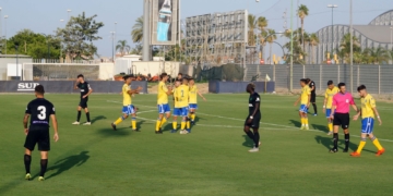 Los jugadores unionistas, ayer con elástica amarilla, celebran uno de los goles conseguidos frente al filial malagueño.