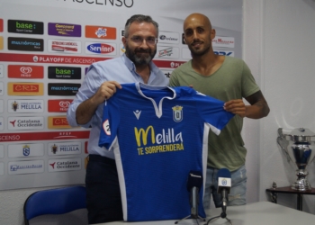 Luisma Rincón y Héctor Gómez posan con la elástica de la Unión Deportiva Melilla.