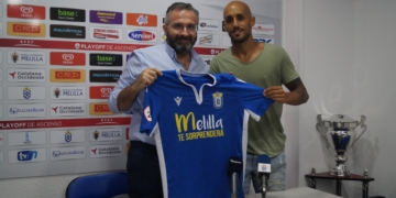 Luisma Rincón y Héctor Gómez posan con la elástica de la Unión Deportiva Melilla.