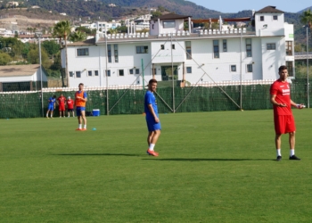 Víctor Cea, dando explicaciones a los jugadores azulinos durante el entrenamiento realizado en la matinal de ayer sábado en el Marbella Football Center.