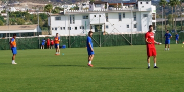 Víctor Cea, dando explicaciones a los jugadores azulinos durante el entrenamiento realizado en la matinal de ayer sábado en el Marbella Football Center.