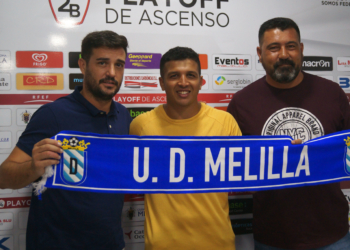 Presentado en sociedad el nuevo delantero azulino, que posa con la bufanda del club junto a David Torices y Jorge Juan García.