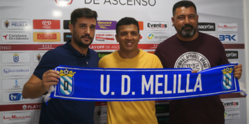 Presentado en sociedad el nuevo delantero azulino, que posa con la bufanda del club junto a David Torices y Jorge Juan García.