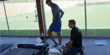 Imagen de Antonio Donaire realizándole las pruebas pertinentes al capitán de la escuadra azulina, Mahanan.