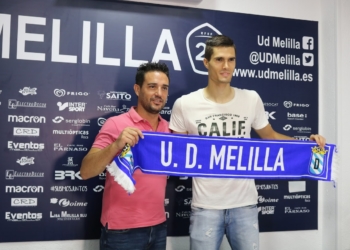 Oleaga sostiene junto a ‘Dupi’ la bufanda de su nuevo club, la Unión Deportiva Melilla.