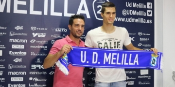 Oleaga sostiene junto a ‘Dupi’ la bufanda de su nuevo club, la Unión Deportiva Melilla.