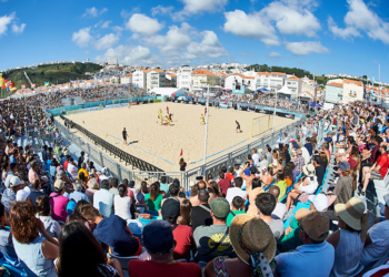 La localidad portuguesa de Nazaré se convierte desde hoy y hasta el próximo jueves día 15 en el epicentro del fútbol playa mundial.