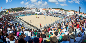La localidad portuguesa de Nazaré se convierte desde hoy y hasta el próximo jueves día 15 en el epicentro del fútbol playa mundial.