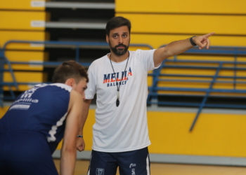 Alejandro Alcoba da instrucciones a sus jugadores durante uno de los entrenamientos de la presente pretemporada.