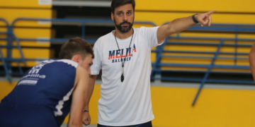 Alejandro Alcoba da instrucciones a sus jugadores durante uno de los entrenamientos de la presente pretemporada.