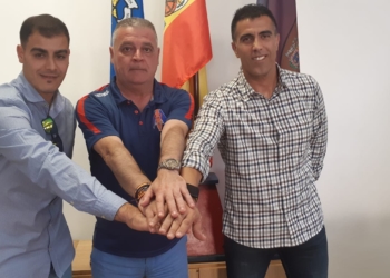 Kemel y Karim ‘Boa’, junto al presidente de la entidad azulgrana, Javi Martínez.