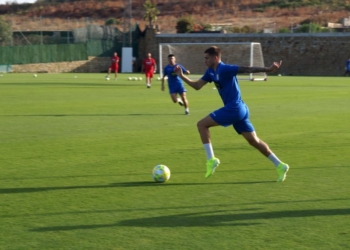 Juanan Entrena, en plena carrera durante el entrenamiento celebrado en el Marbella Football Center.