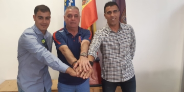 Kemel y Karim ‘Boa’, junto al presidente de la entidad azulgrana, Javi Martínez.