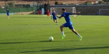 Juanan Entrena, en plena carrera durante el entrenamiento celebrado en el Marbella Football Center.